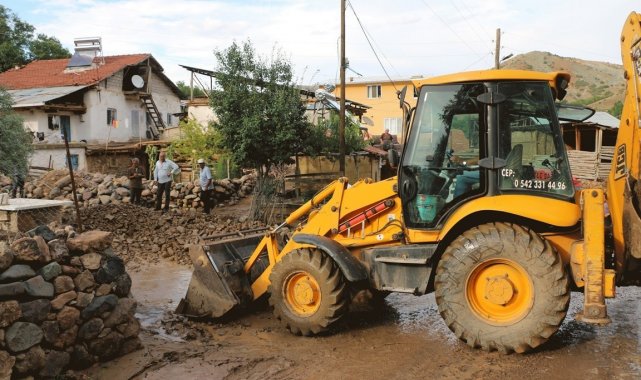 Dere taşınca sel yaşandı, o anlar kamerada