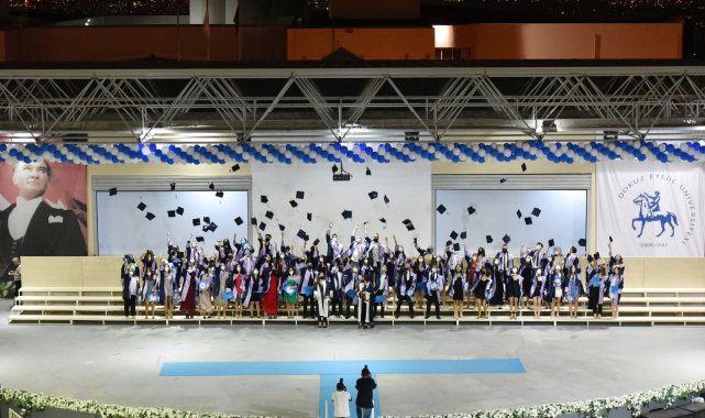 DEÜ, eğitim ordusuna katılacak mezunlarını uğurladı
