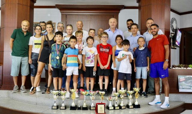 Didim Tenis Kulübü öğrencileri Başkan Atabay ile görüştü