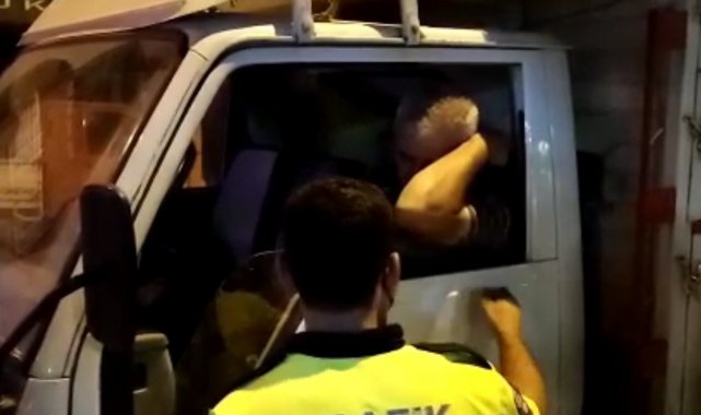 Direksiyon başında sızan sürücüyü polis uyandırdı