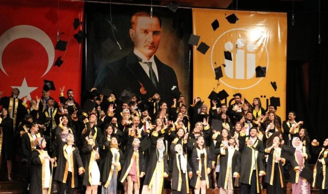 Diş hekimi öğrencilerinin mezuniyet sevinci