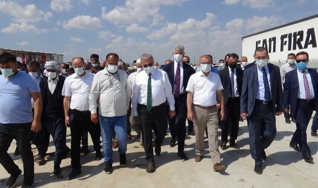 Diyarbakır Valisi Karaloğlu, tarlada kurutulmuş domatesleri inceledi