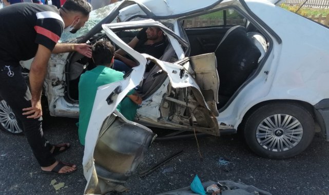 Diyarbakır&#039;da servis midibüsü ile otomobil çarpıştı: 3 yaralı