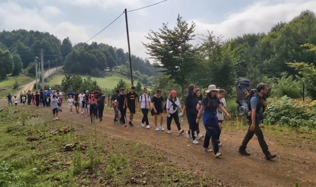 Doğada yürüyüşün tadını çıkardılar