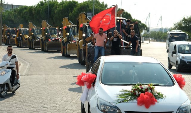 Düğün konvoyunu gören dönüp bir daha baktı