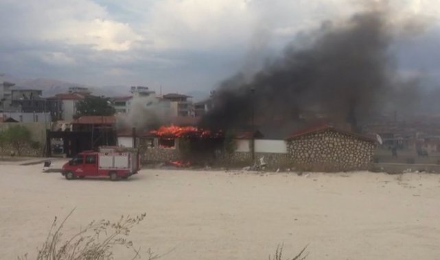 Düğün salonunda çıkan yangın paniğe neden oldu