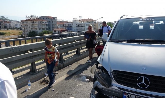 Ehliyetine el konulduğu halde yola çıktı minibüsle çarpıştı, 3 bin TL ceza yedi