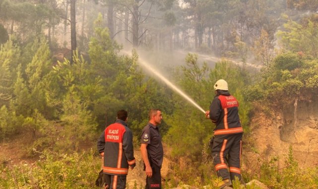 Elazığ Belediyesi itfaiye ekipleri, Manavgat'ta yangına müdahale çalışmalarını sürdürüyor