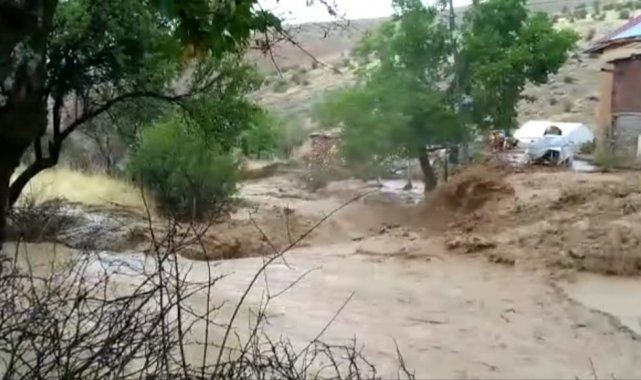 Elazığ&#039;da sel nedeniyle heyelan meydana geldi, yollarda çökmeler oluştu