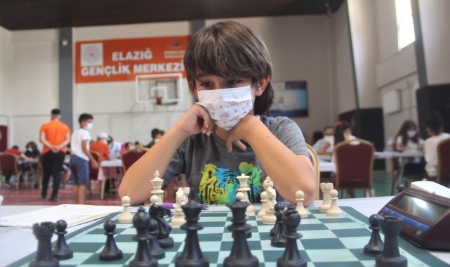 Elazığ&#039;da Türkiye Yıldızlar ve Çocuklar Satranç Turnuvası başladı