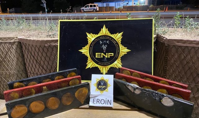 Ele geçirdikleri eroin maddesiyle &#039;aşı ol&#039; yazıp, çağrıda bulundular