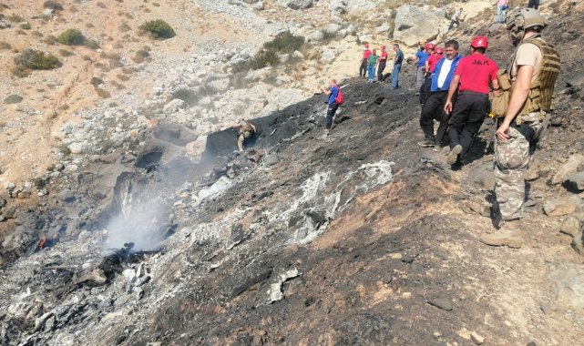 Enkaz bölgesinde ekipler çalışmalarını sürdürüyor