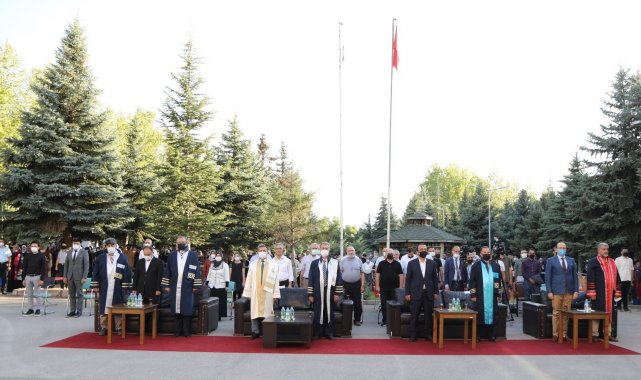 ERÜ İlahiyat Fakültesi 53. Dönem Mezunlarını Verdi