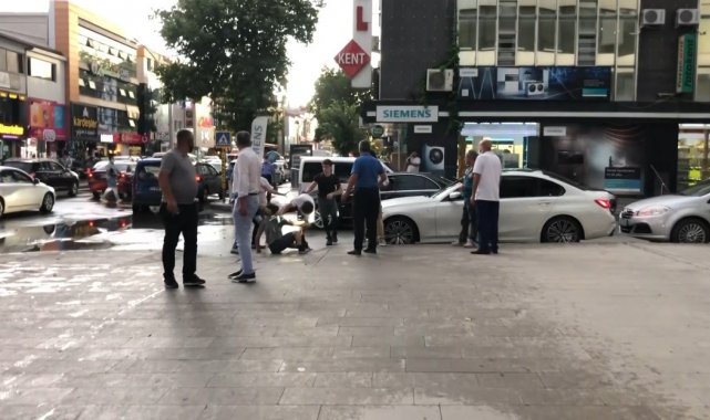 Erzincan&#039;da gençlerin tartışması tekme tokatlı kavgaya dönüştü