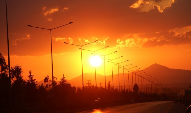 Erzurum&#039;da güneşin masallara konu olan hali görenleri büyüledi