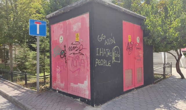 Eskişehir&#039;de spreyle boyanan trafolar görüntü kirliliği oluşturuyor