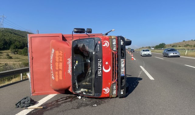 Eşya yüklü kamyon TEM&#039;de devrildi
