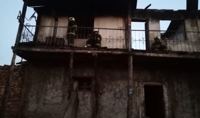 Evi yanan yaşlı kadının evine bakarak ağlaması yürekleri yaktı