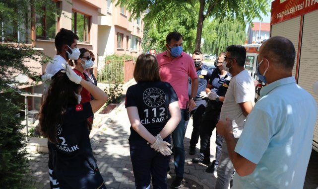 Evinden kötü kokular gelen yaşlı kadın tüm çabalara rağmen kapısını açmadı