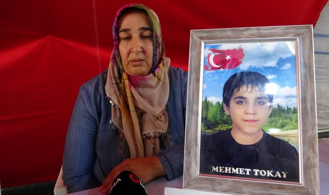 Evlat nöbetindeki anne HDP&#039;ye ateş püskürdü