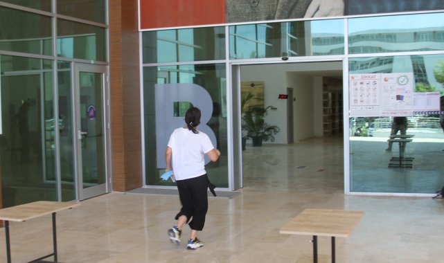 Fakültenin arızalanan kapısı 5 dakika geciken adayı önce umutlandırdı, ardından hüsrana uğrattı