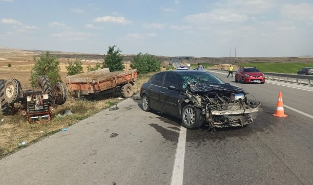 Fark etmediği traktöre arkadan çarptı: 3 yaralı