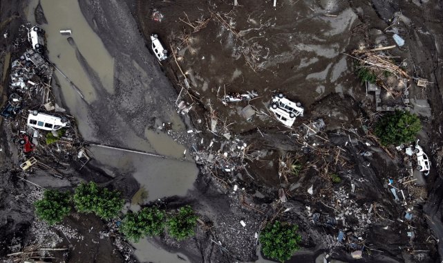 Felaket yüzlerce aracı çamura gömdü