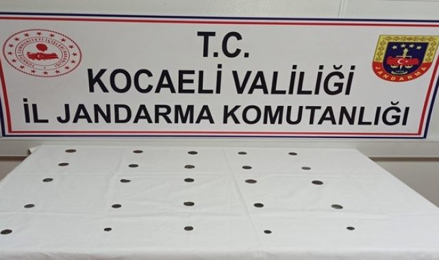 Feribot iskelesi yolundaki araçtan 25 tarihi sikke yakalandı