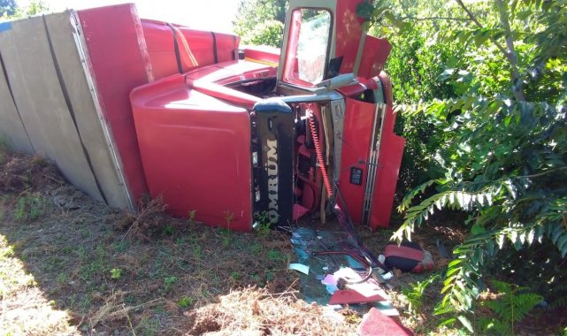 Fren sistemi kilitlenen tır, şarampole uçtu