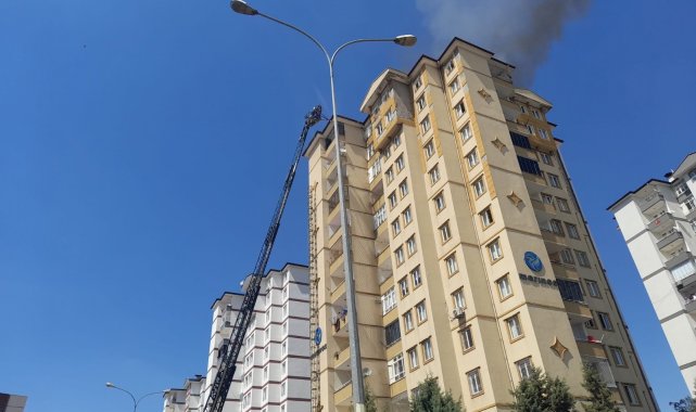 Gaziantep'te 11 katlı binanın çatı katında yangın