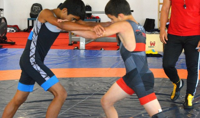 Geleceğin şampiyon güreşçileri Aliağa&#039;da kampta