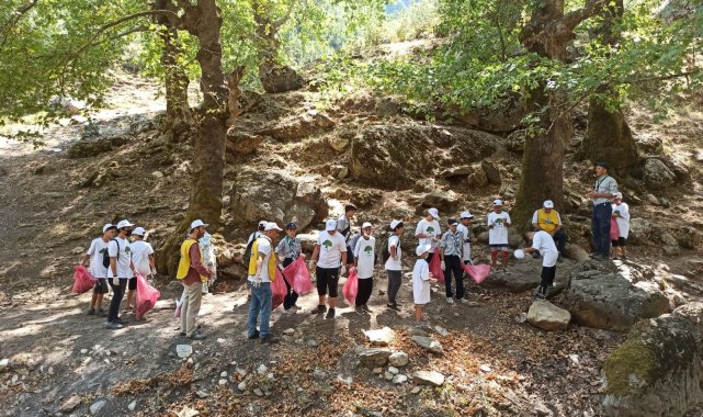 Genç izciler İsrafil deresini temizledi