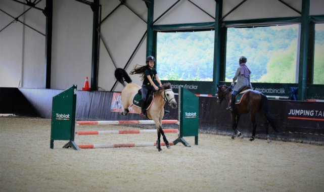 Gezmek için geldiği binicilik kulübüyle şampiyon oldu