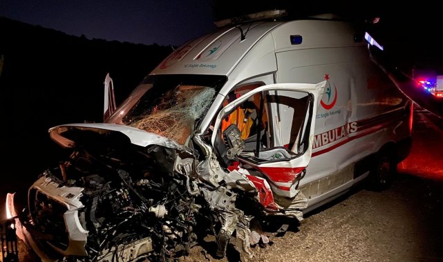 Giresun&#039;da ambulans ile ticari taksi çarpıştı: 1 ölü