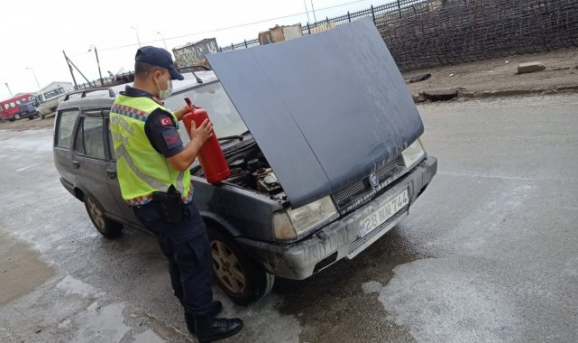 Giresun'da jandarma trafik ekipleri motoru alev alan araca müdahale ederek söndürdüler