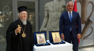 Gökçeada’dan çalınan 12 tarihi ikona, 14 yıl sonra teslim edildi