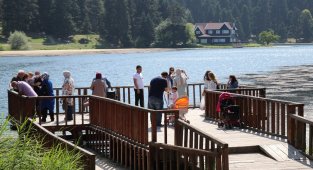 Gölcük Tabiat Parkı hafta sonunda tatilci akınına uğradı