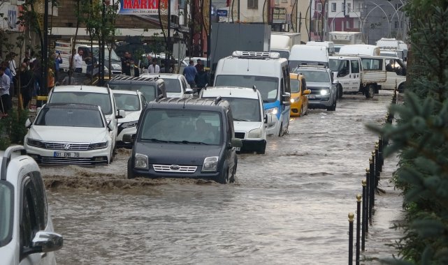 Gölete dönüşen caddede sürücüler zorlandı