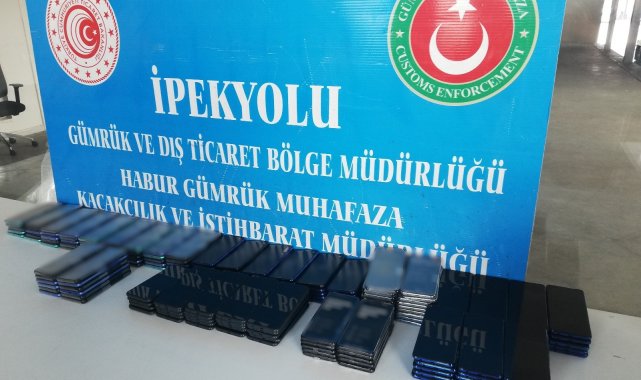 Gümrük Muhafaza Ekipleri Habur&#039;da iki aracın gizli bölmelerinde yüzlerce cep telefonu ele geçirdi