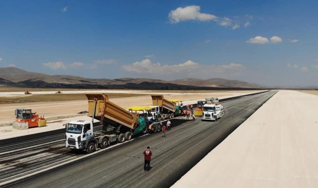 Gümüşhane-Bayburt Havaalanında pistin asfaltlama işlemine başlandı