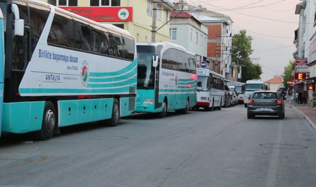 Gündoğmuş&#039;ta ilçe merkezine yaklaşan alevler kontrol altına alındı