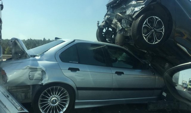Hadımköy TEM otoyolu Çatalca istikametinde zincirleme kaza meydana geldi. Olay yerine çok sayıda sağlık ve polis ekibi sevk edildi.