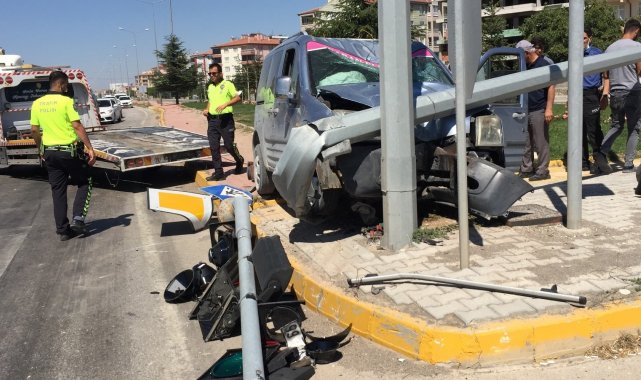 Hafif ticari araç aydınlatma direğine çarptı: 3 yaralı