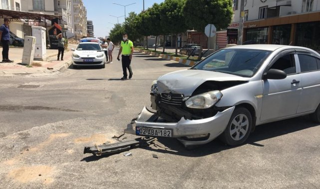 Hafif ticari araç ile otomobil çarpıştı: 2 yaralı