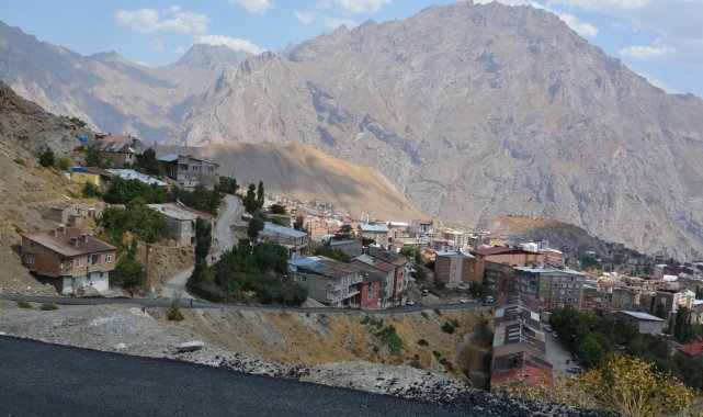 Hakkari&#039;de mahalle yolları asfaltlanıyor