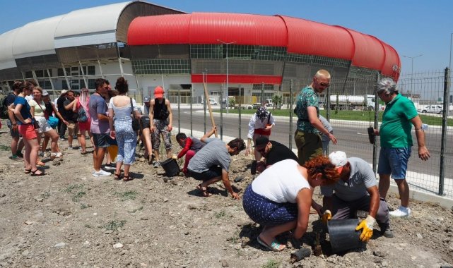 Hatay&#039;da misafir müzisyenler fidanları toprakla buluşturdu