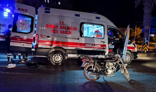 Hatay&#039;da yaralı motosiklet sürücüsüne ilk müdahaleyi çarptığı ambulansın personeli yaptı