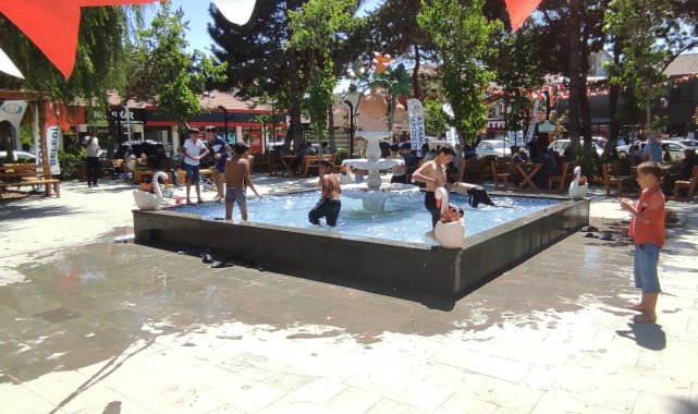 Hava sıcaklıkları artınca süs havuzuna koştular