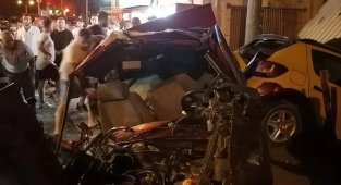 Hurdaya dönen araçtan yaralı kurtuldular