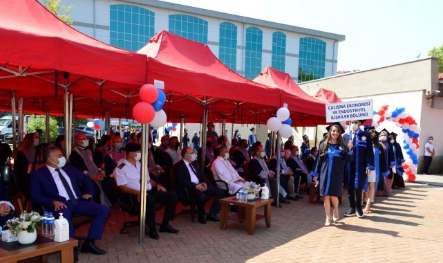 İktisadi ve İdari Bilimler Fakültesi mezunlarına yemin ve kep atma töreni yapıldı